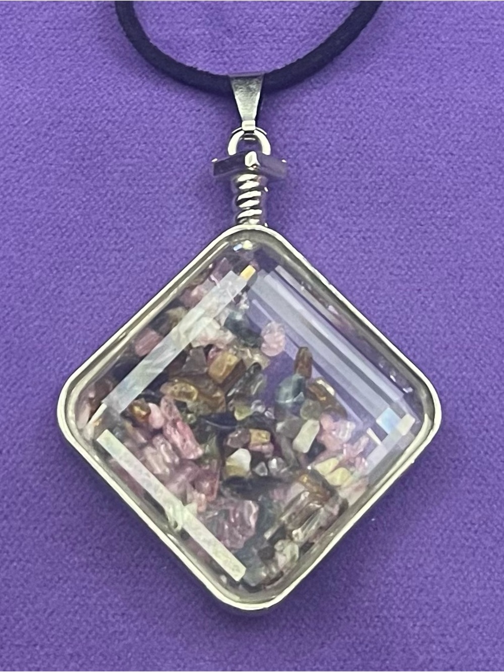 Charming VTG Heavy Beveled Glass Multi-Color Crystal Chip Pendant Necklace 20”